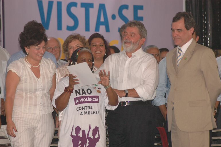 Sonia recebendo prêmio do presidente da república, Luiz Inácio Lula da Silva.